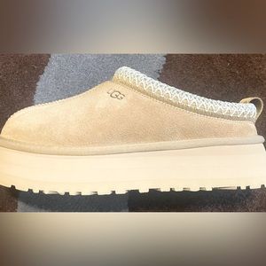 BRAND NEW UGG TAZZ PLATFORM SLIPPERS IN SAND SIZE 7